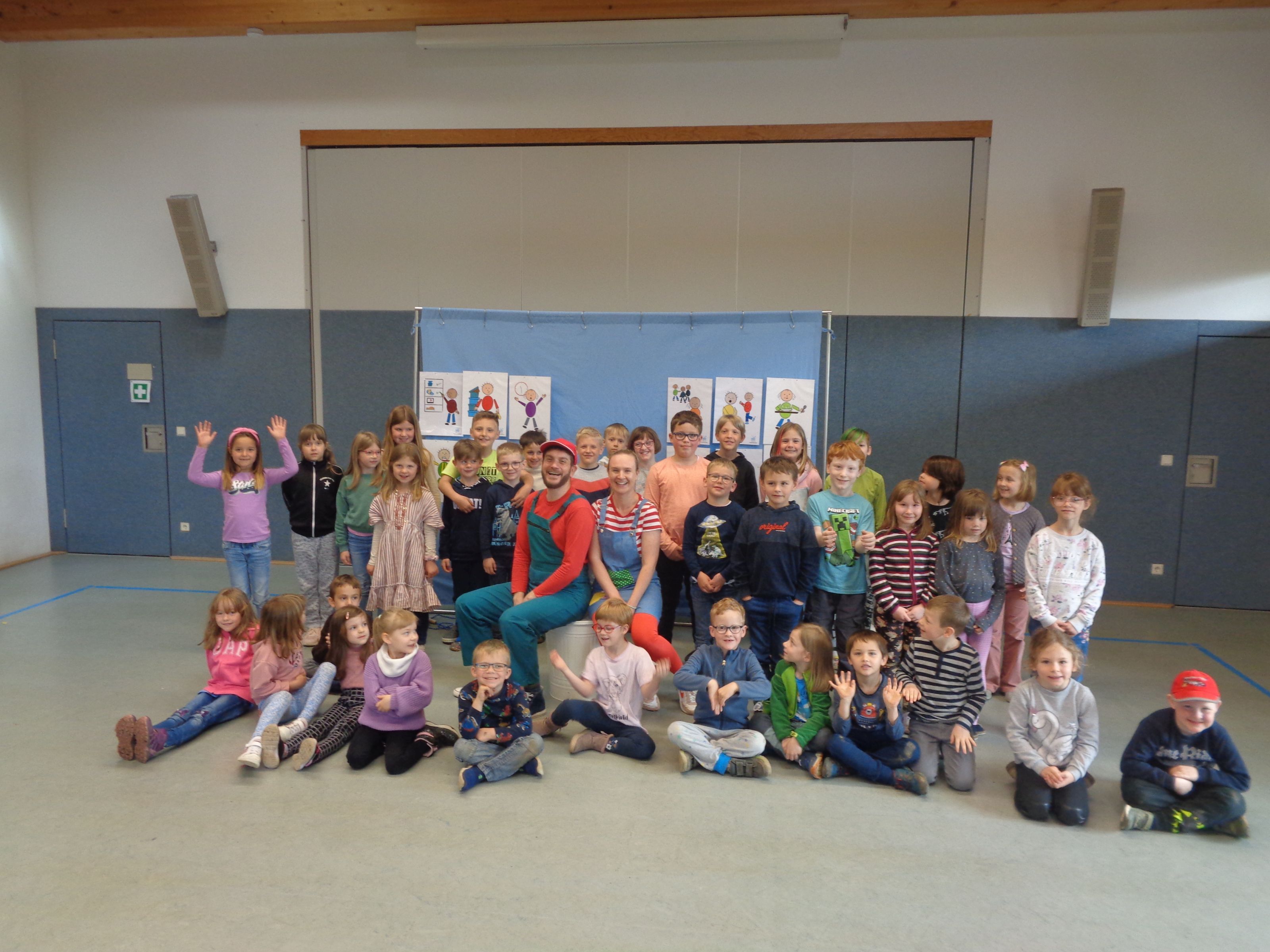 Kinder des städt. Kindergartens und der Grundschule Kürrenberg mit den Akteuren der theaterpädagogischen Werkstatt 