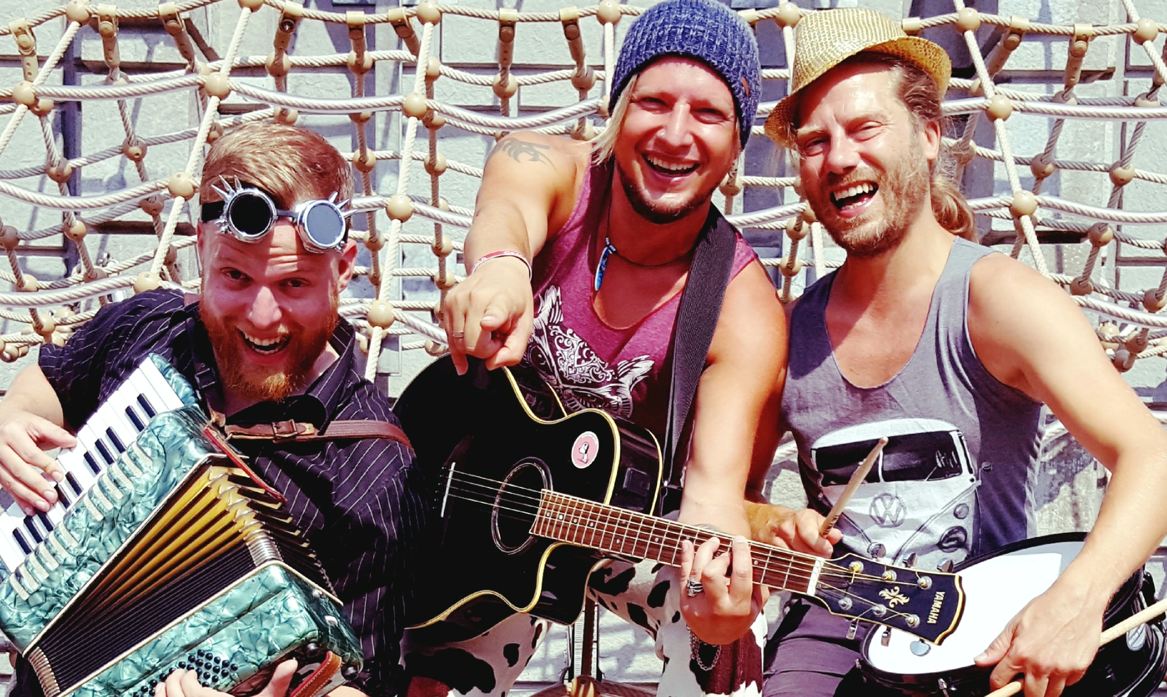 3 Personen mit Instrumenten in der Hand 