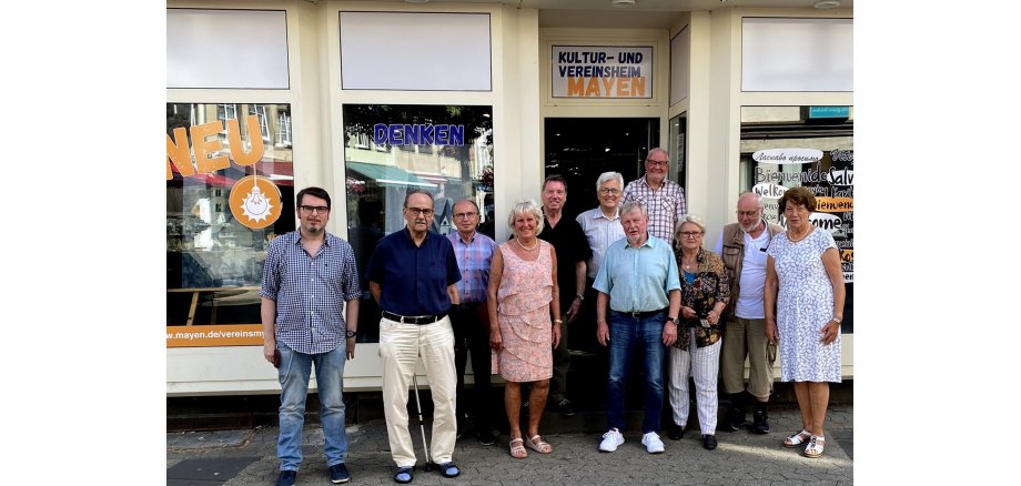 Gruppe von mehreren Personen steht vor der VereinsMYerei zu einem Gruppenbild zusammen