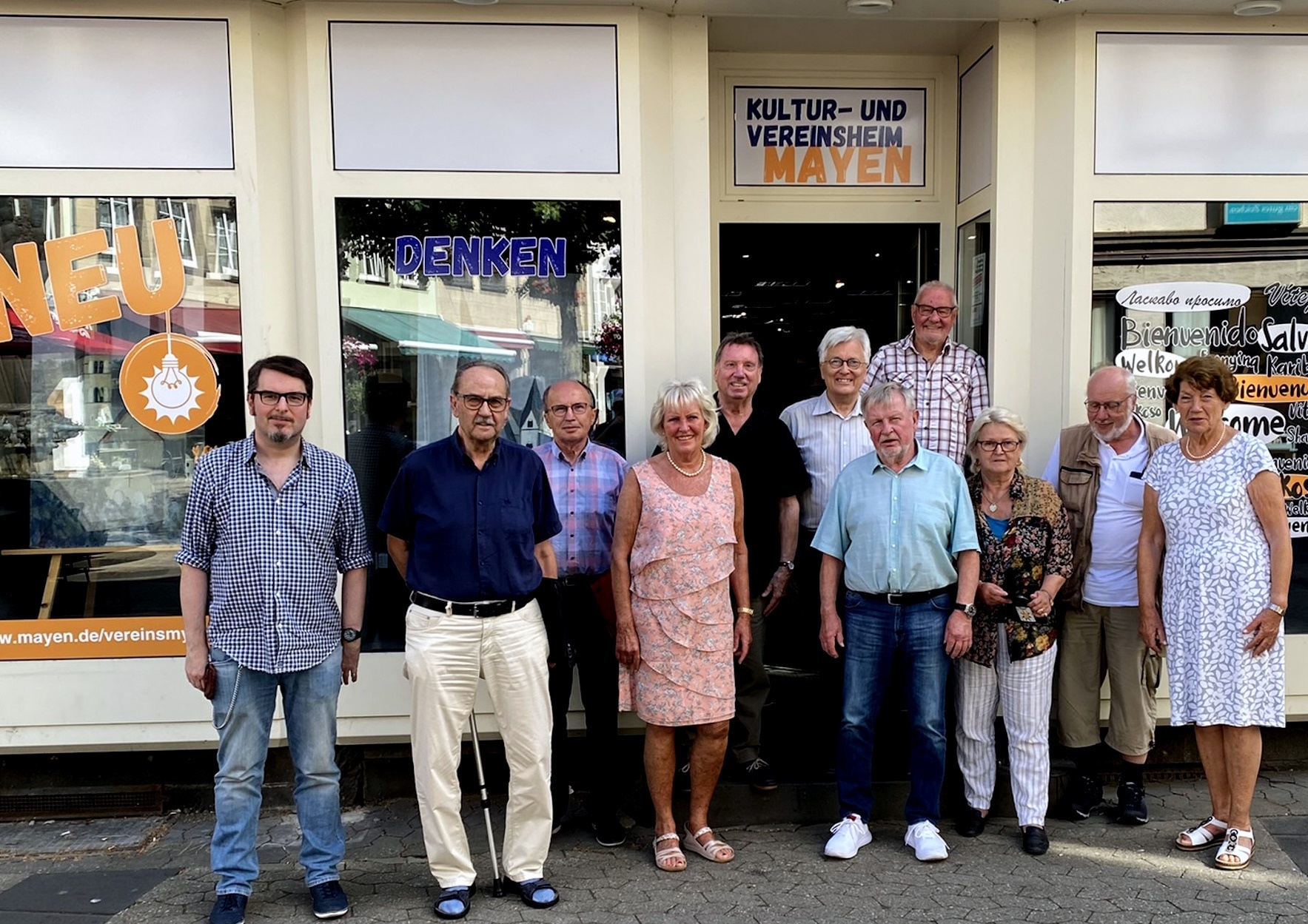 Gruppe von mehreren Personen steht vor der VereinsMYerei zu einem Gruppenbild zusammen