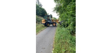 Aufräumarbeiten nach dem Unwetter Aufräumarbeiten nach dem Unwetter - Ein Radlader räumt Wege frei