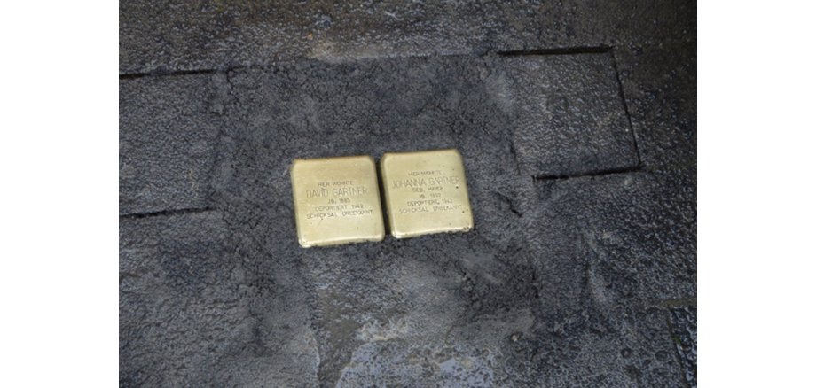 Ein Bild von 2 Stolpersteinen