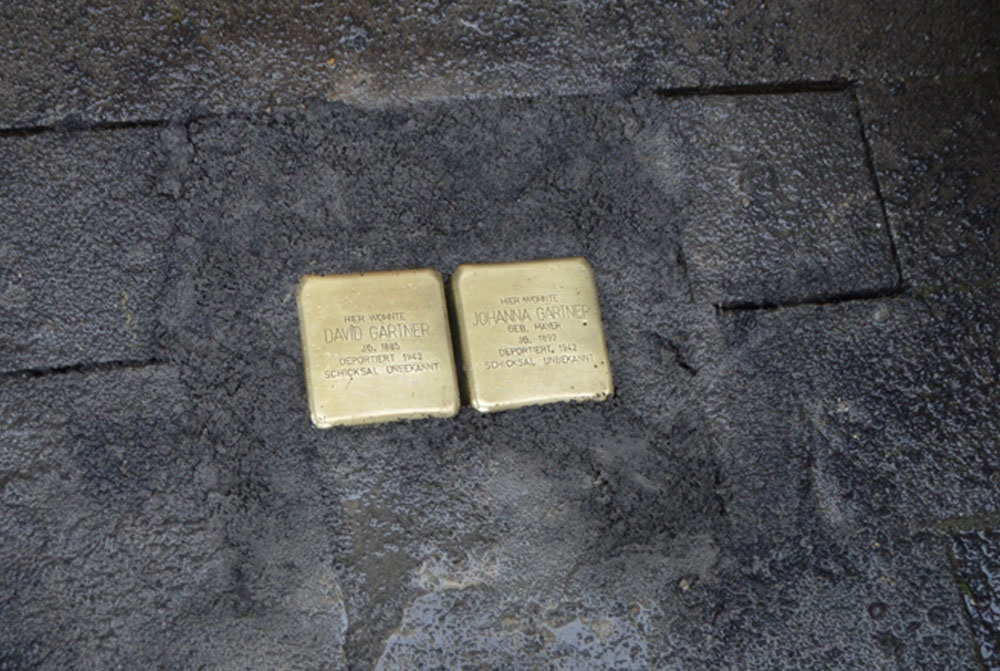 Ein Bild von 2 Stolpersteinen