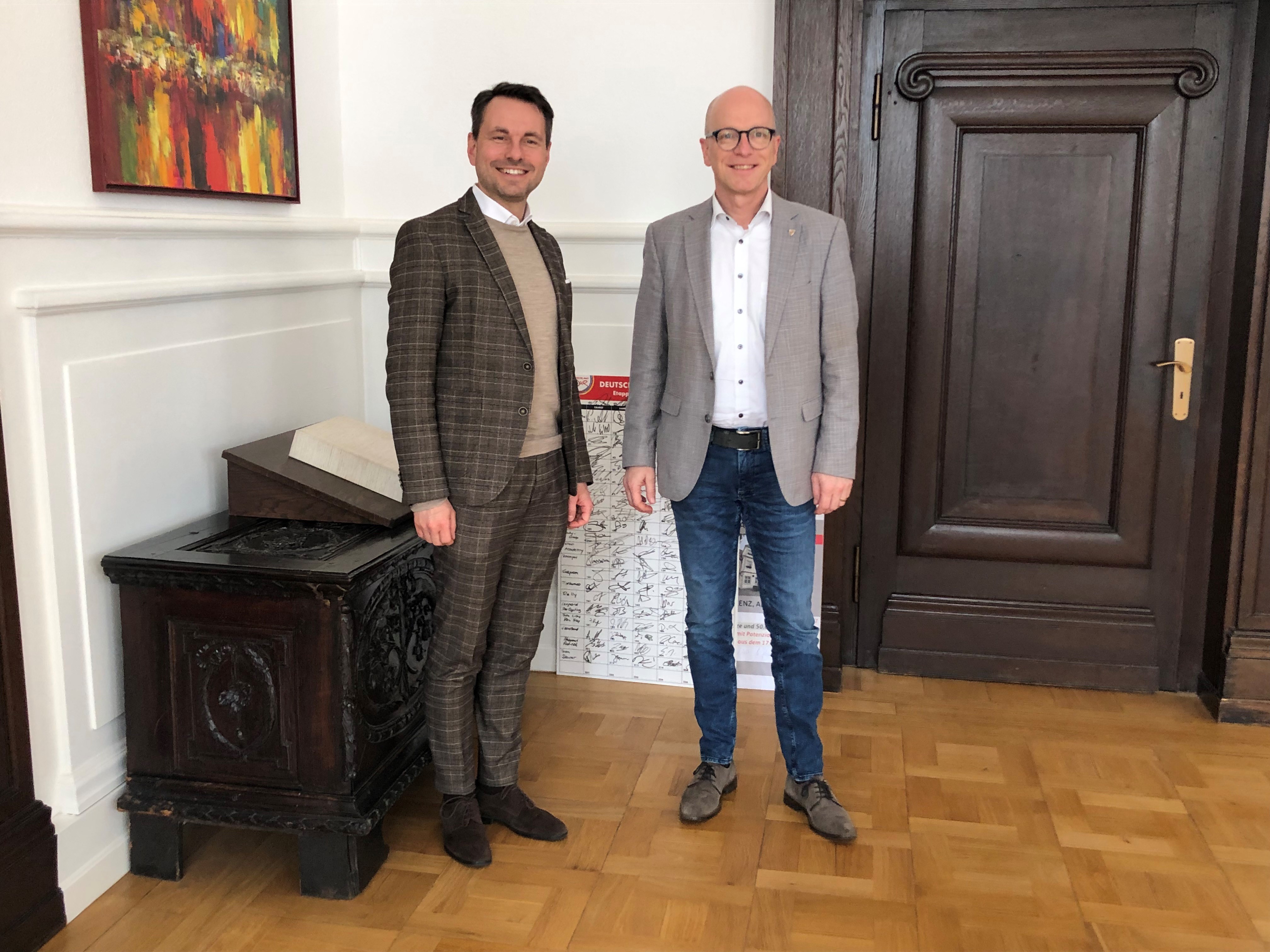 David Langner und Dirk Meid stehen im Büro