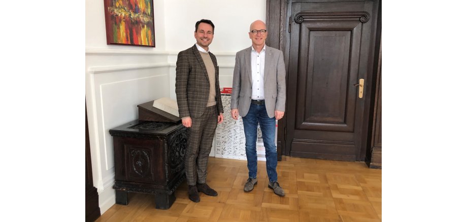 Austausch mit Koblenzer Oberbürgermeister David Langner David Langner und Dirk Meid stehen im Büro
