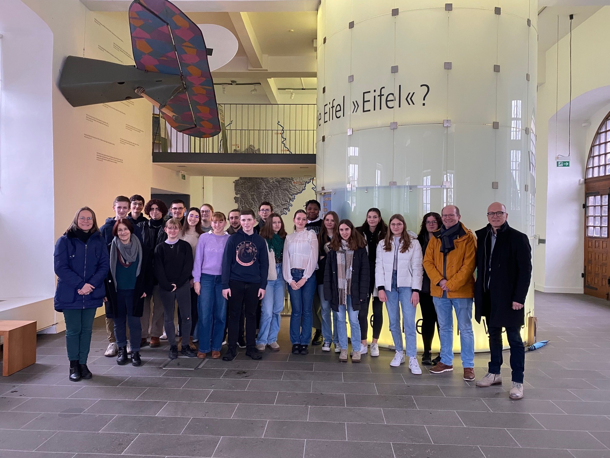 Eine Gruppe von Schüler*innen stehen zu einem Gruppenfoto zusammen