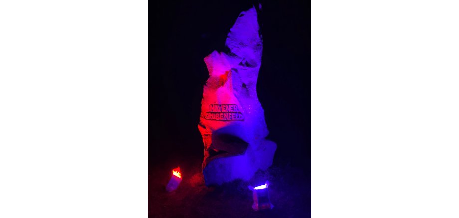 Das Mayener Grubenfeld erstrahlte in besonderem Lichterglanz Ein Fels mit farbigem Licht wird angestrahlt