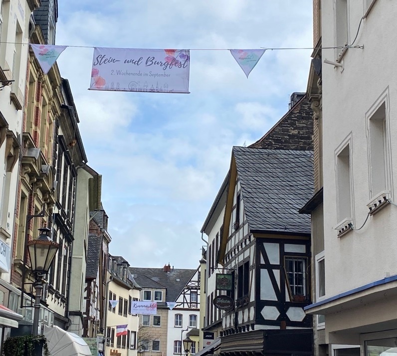 Seile mit verschiedenen Bannern dran 