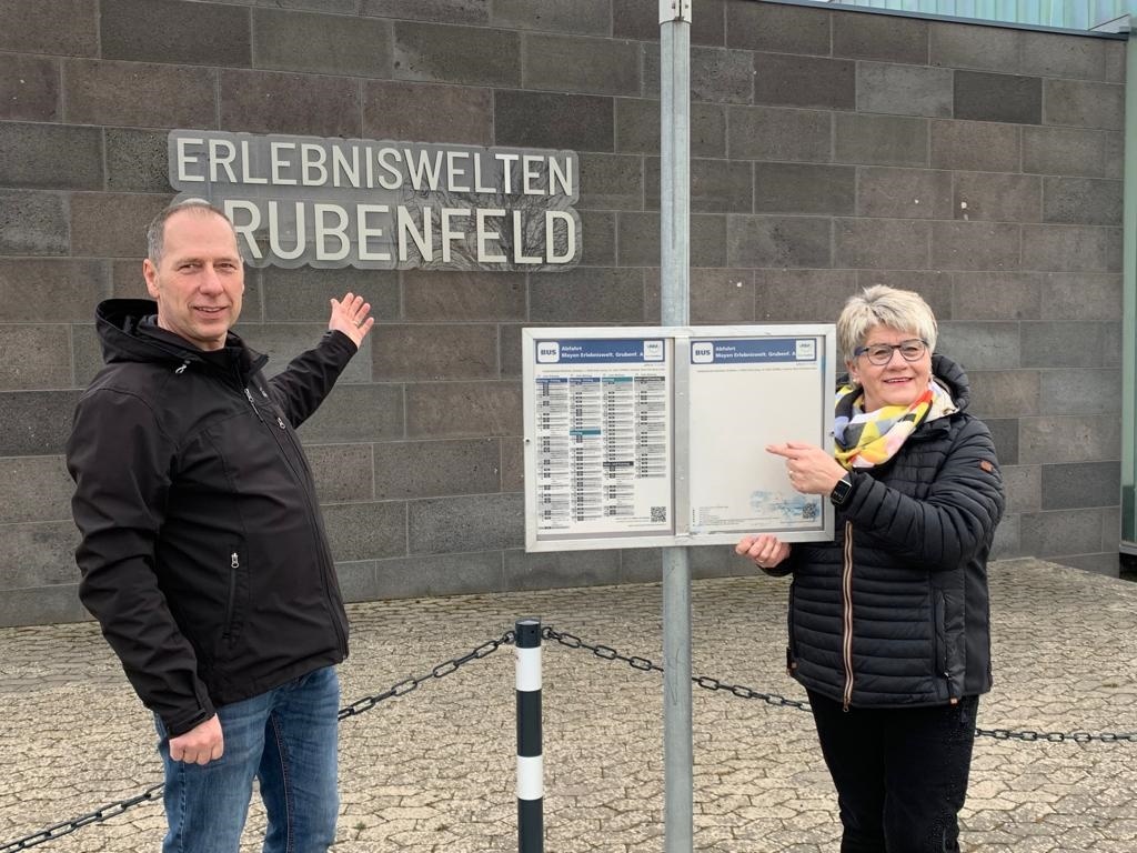 2 Personen vor den Erlebniswelten Grubenfeld