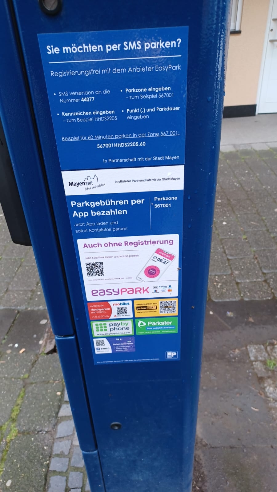 Blauer Parkscheinautomat mit dem Hinweis auf bargeldlose Bezahlung