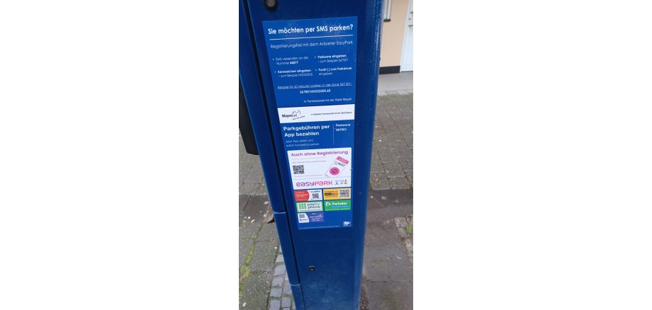 Blauer Parkscheinautomat mit dem Hinweis auf bargeldlose Bezahlung