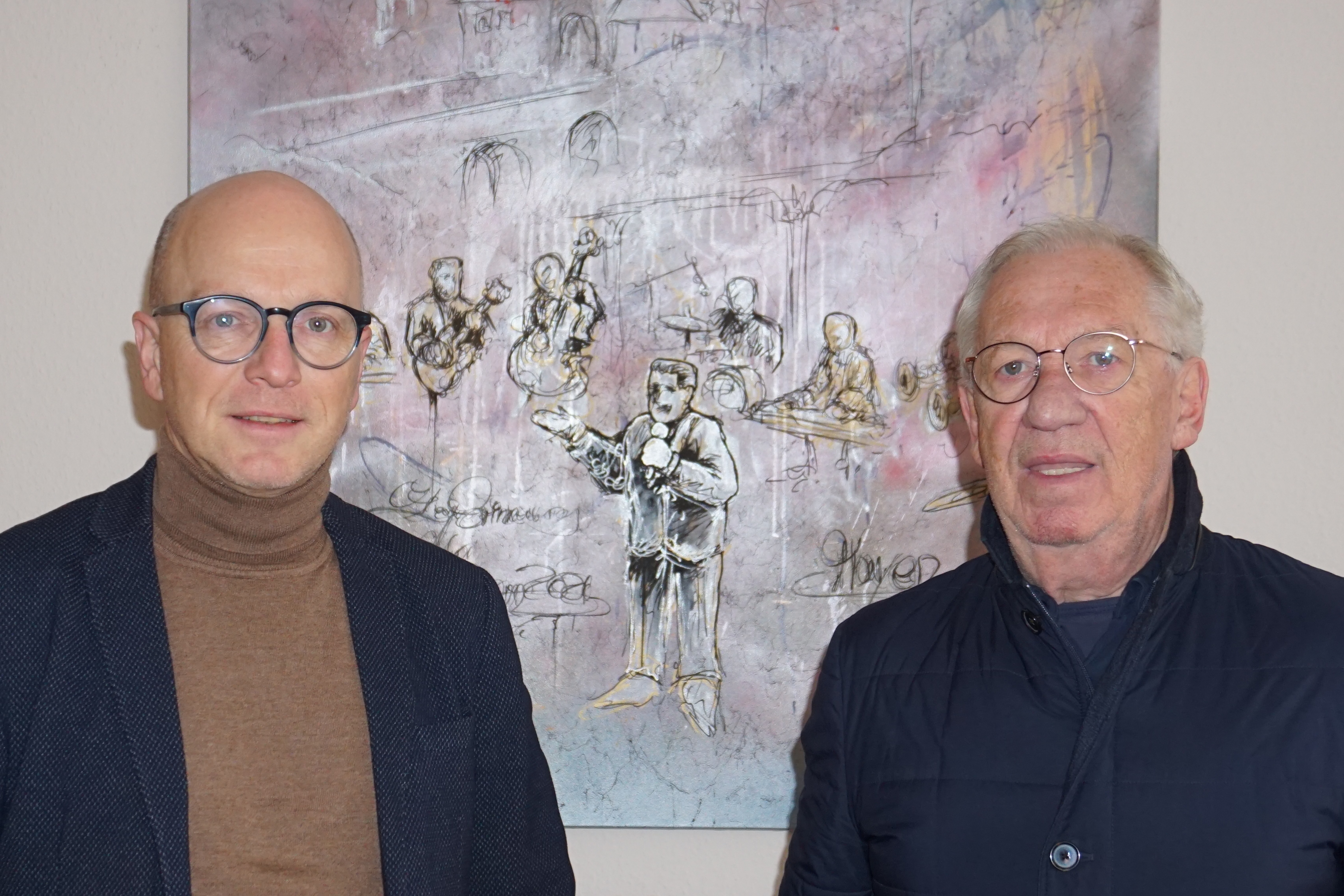 2 Personen vor einer Wand mit einem Bild