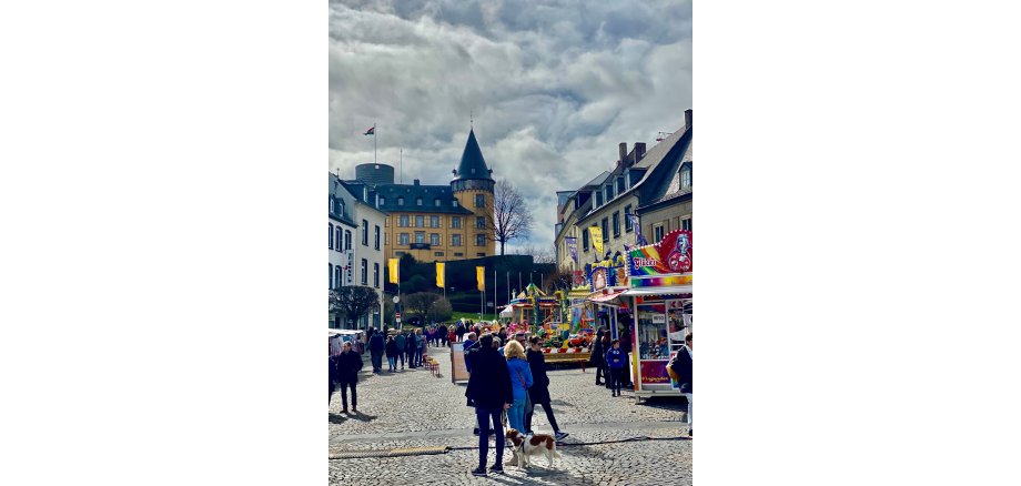 Treiben auf dem Marktplatz - im Hintergrund ist die Genovevaburg zu sehen