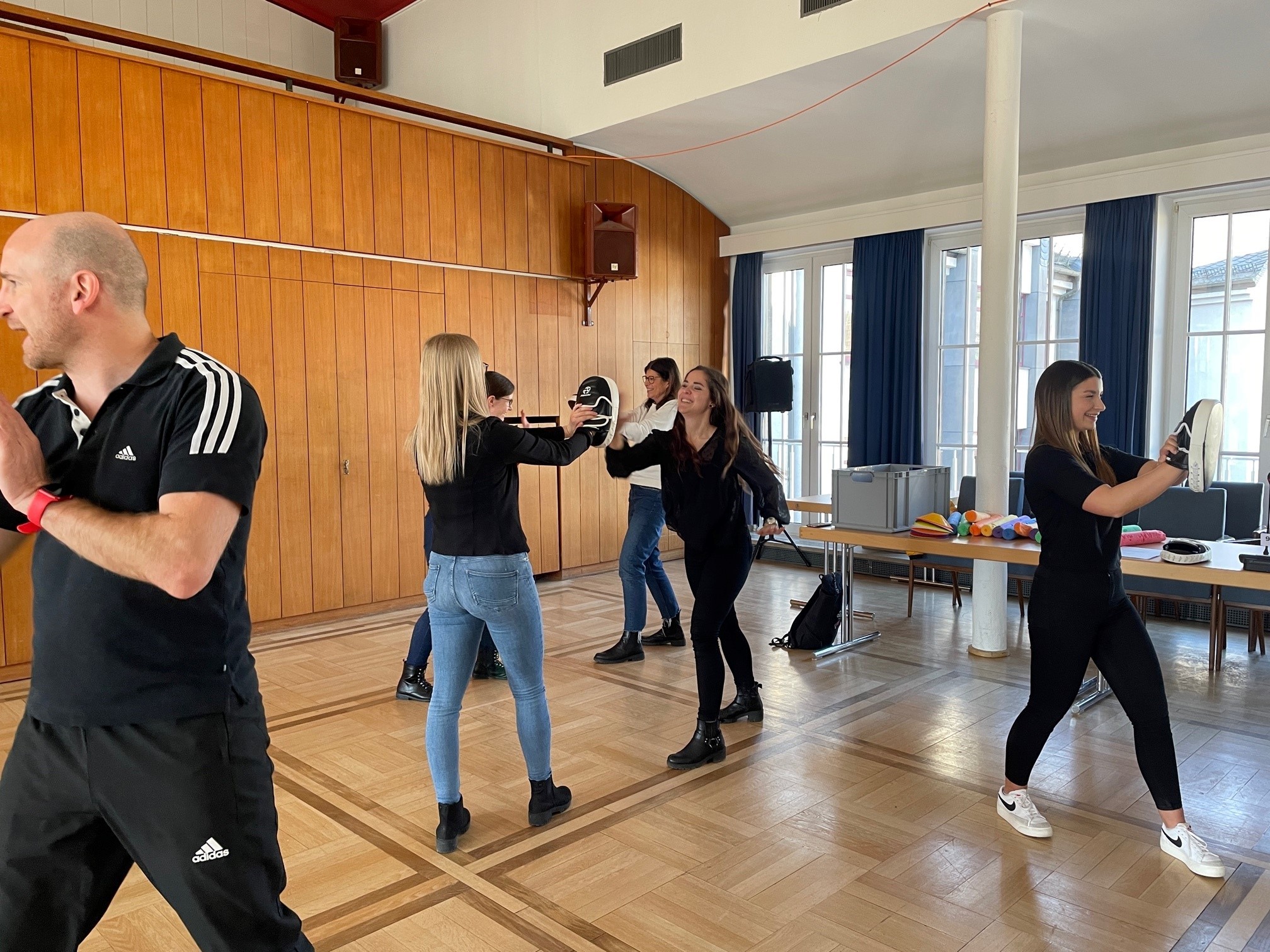 Mehrere Personen machen in Zweierteams Übungen