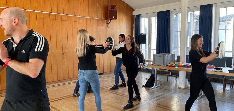 Mehrere Personen machen in Zweierteams Übungen