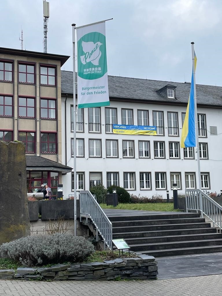 Das Rathaus der Stadt Mayen mit aufgehängten Banner gegen den Ukrainekrieg und ukrainischer Flagge