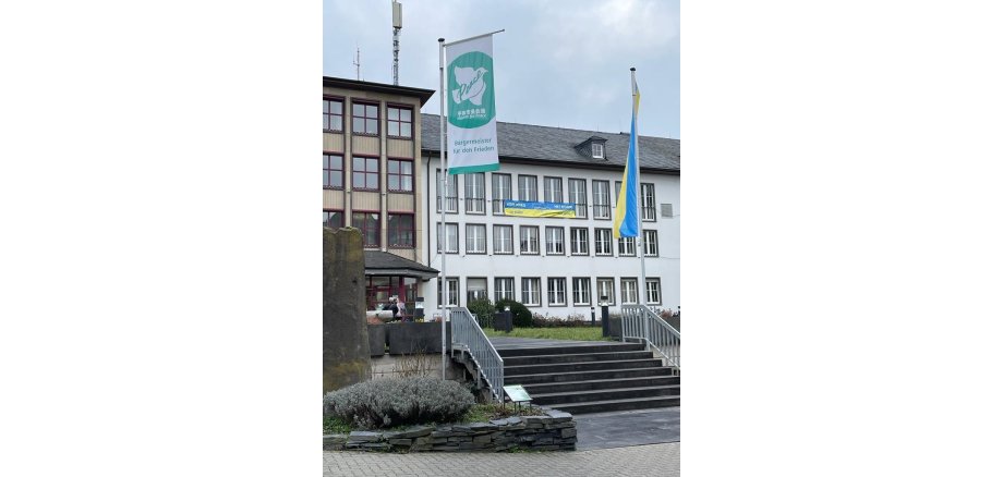 Ein Zeichen der Solidarität – die Friedensflagge vor dem Mayener Rathaus Das Rathaus der Stadt Mayen mit aufgehängten Banner gegen den Ukrainekrieg und ukrainischer Flagge
