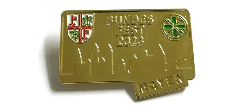 Der Pin zum Bundesfest 2023 in Mayen ist ab jetzt erhältlich. Nahaufnahme des Bundesfest-Pin