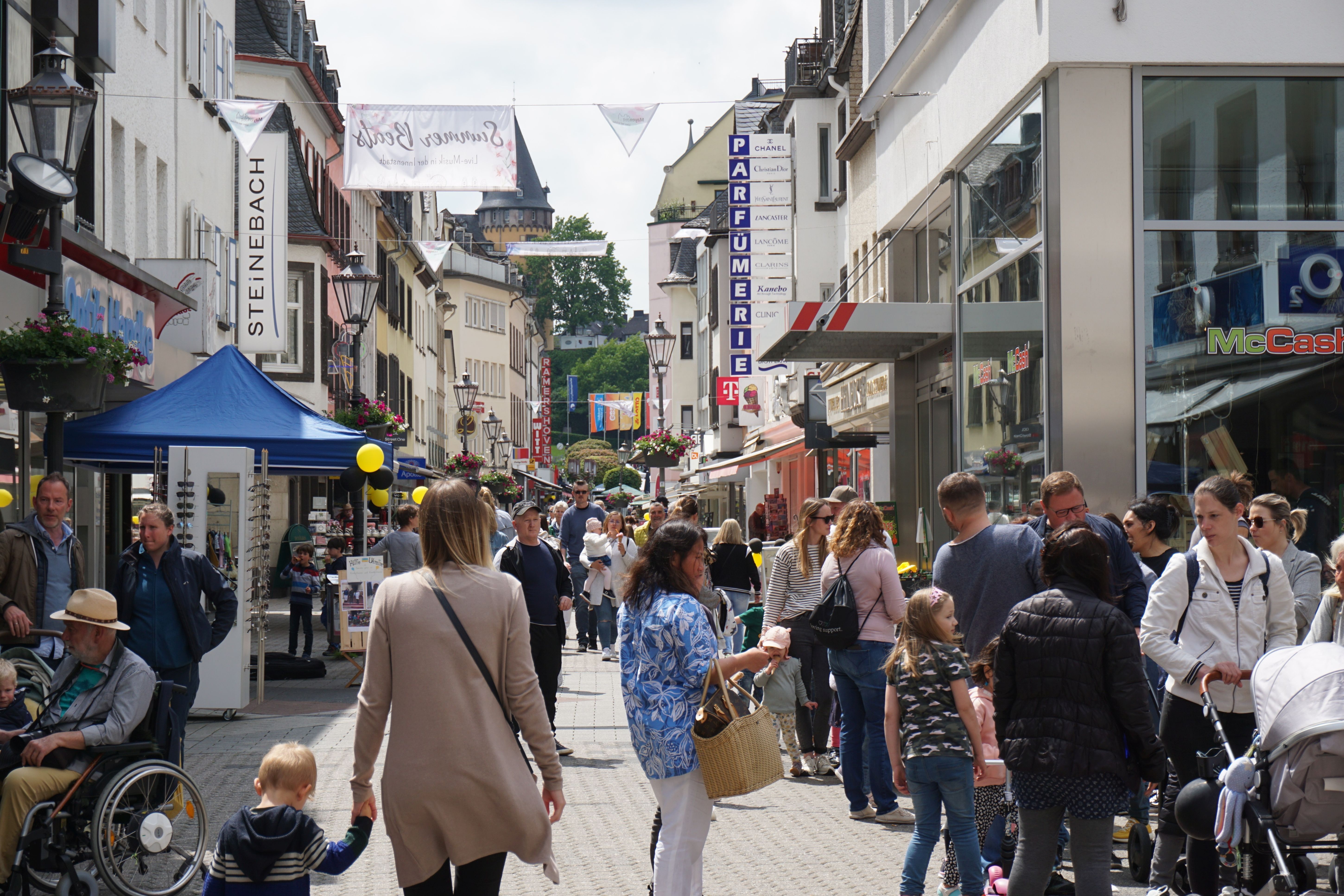 Einkaufsstraße voller Menschen
