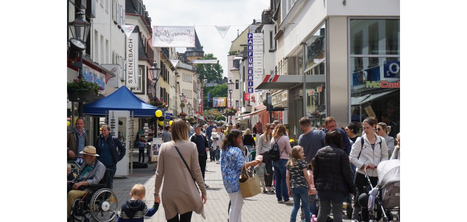 Einkaufsstraße voller Menschen