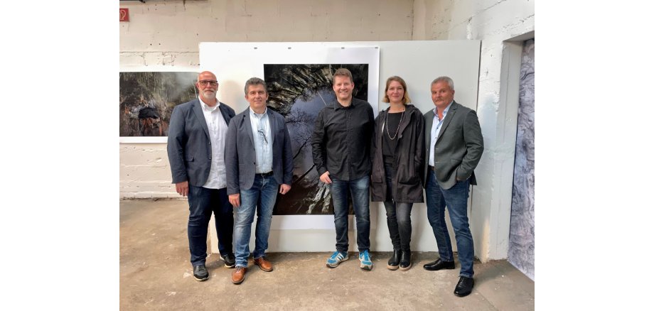 5 Personen vor einer Fotografie in einer Ausstellung