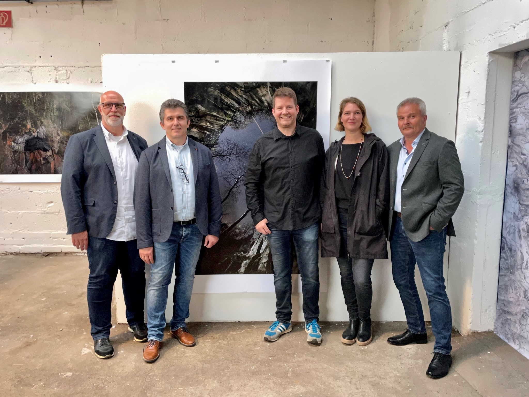 5 Personen vor einer Fotografie in einer Ausstellung