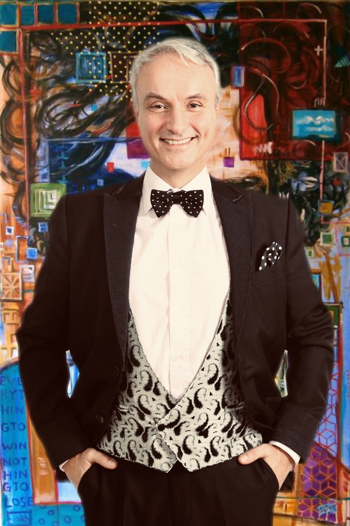 Mann in einem schicken Anzug vor einer künstlerisch gestalteten Wand