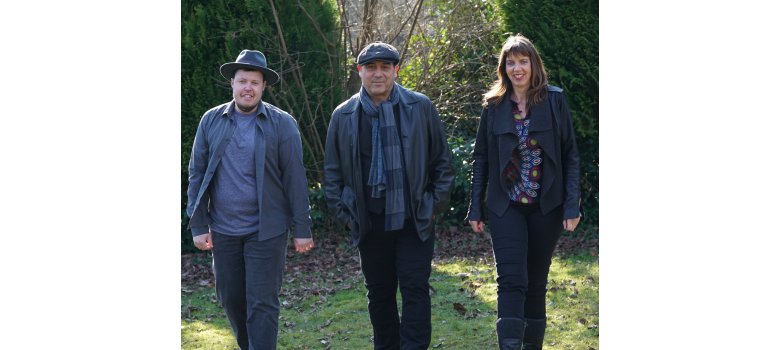 Die teilnehmenden Bands beim Be(e)ats-Festival in Mayen 3 Personen gehen nebeneinander über eine Wiese