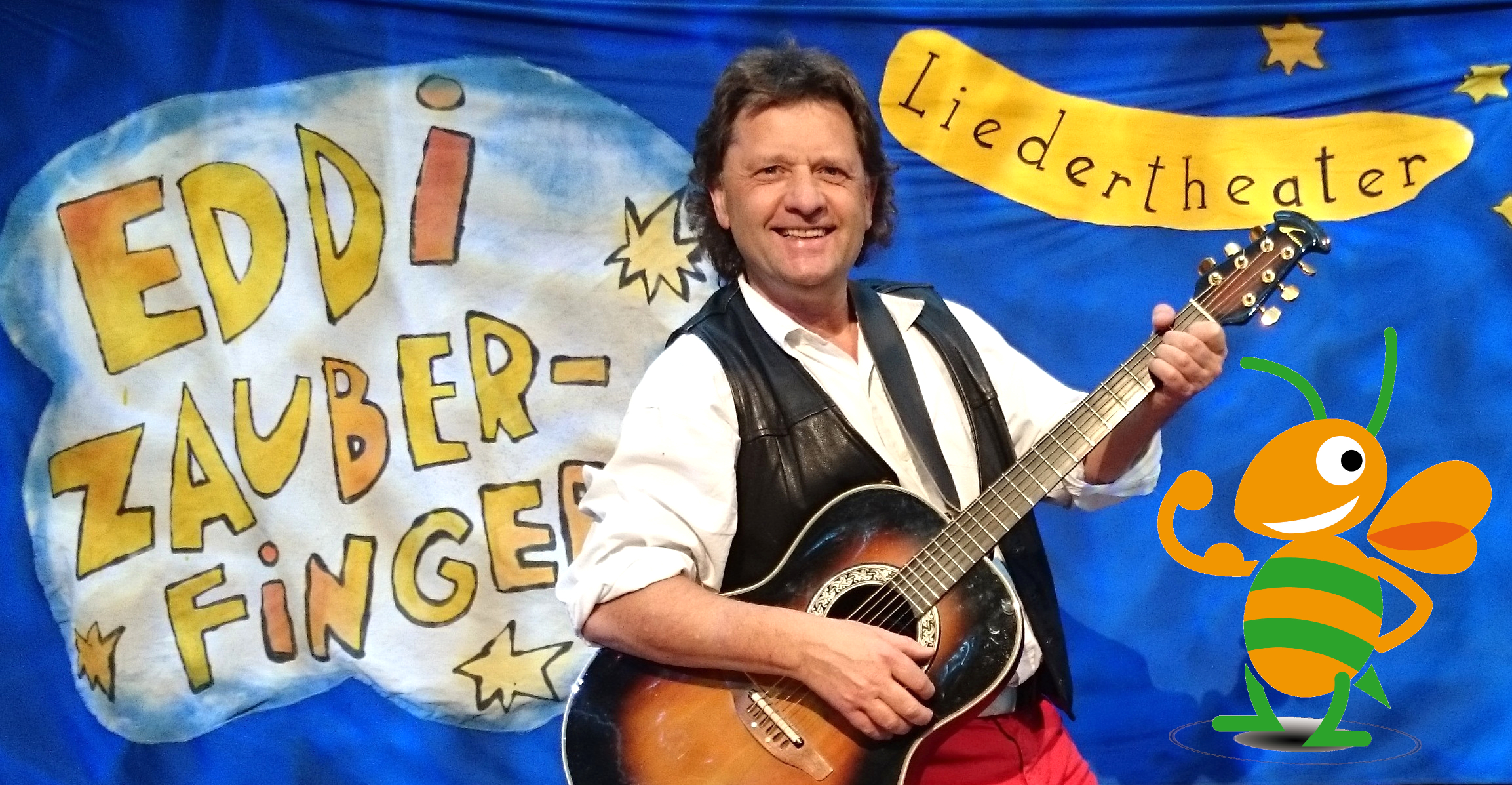 Mann mit Gitarre vor einem bunten Hintergrund