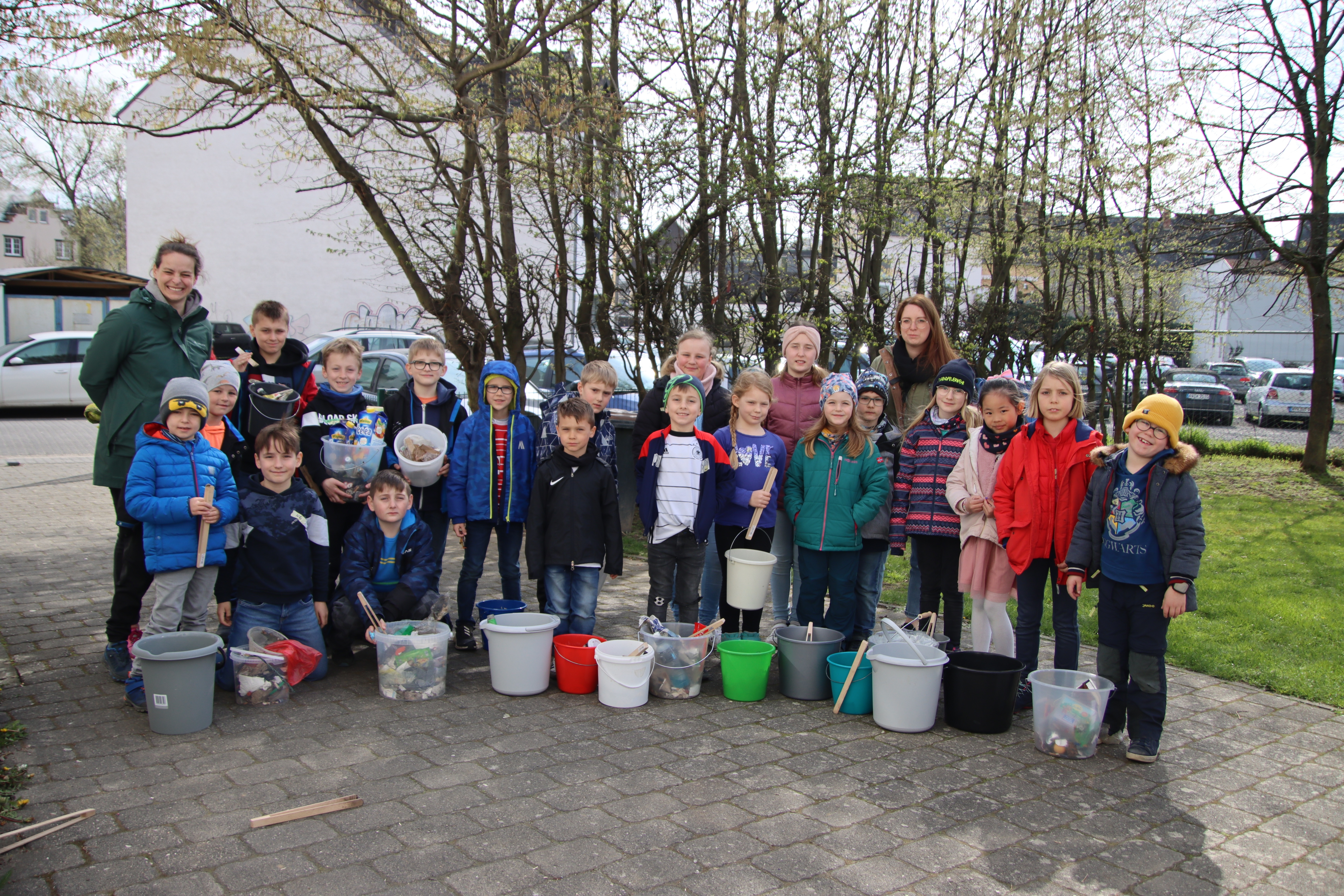 EIne Gruppe von Kindern und zwei Erwachsenen 