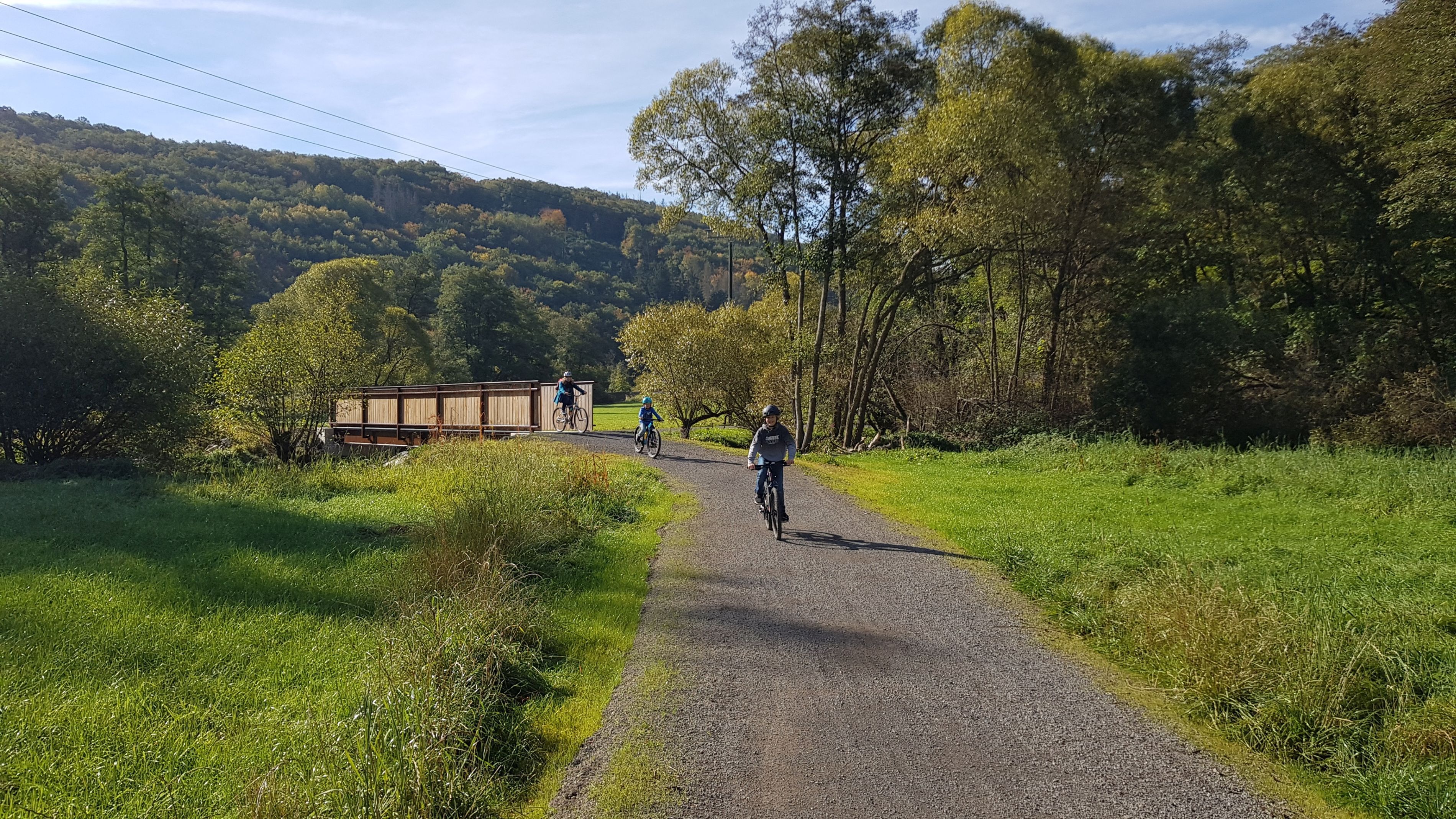Eine Familie bei einer Radtour auf dem Fahrradweg