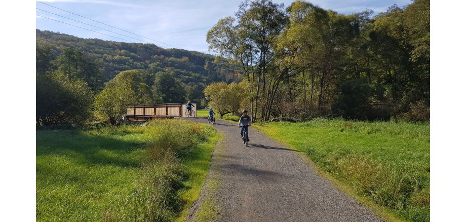 Eine Familie bei einer Radtour auf dem Fahrradweg