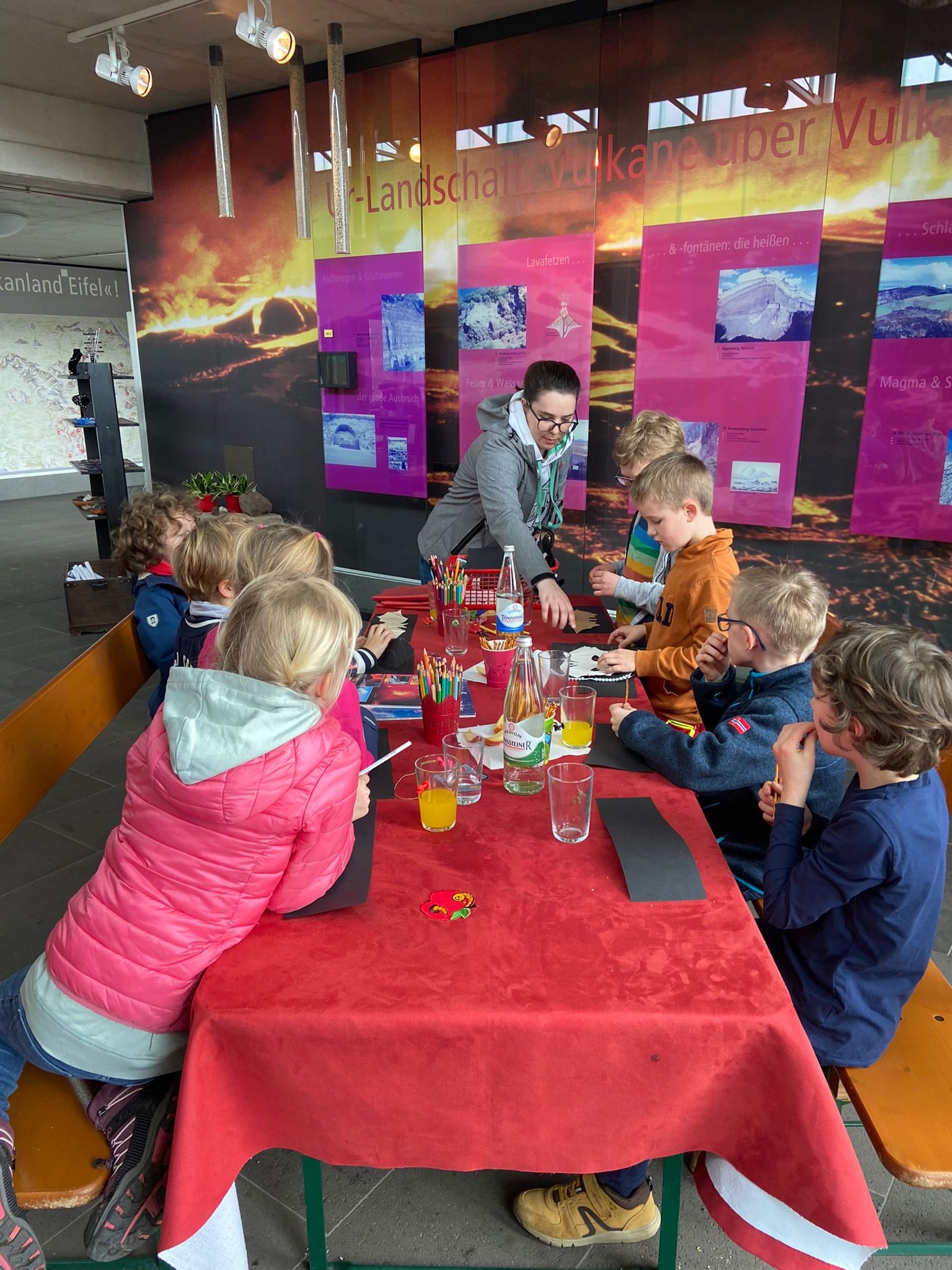 Tisch mit Kindern und einem Betreuer