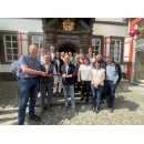 Gruppe von Personen vor dem Alten Rathaus - 2 Personen übergeben sich einen symbolischen Schlüssel