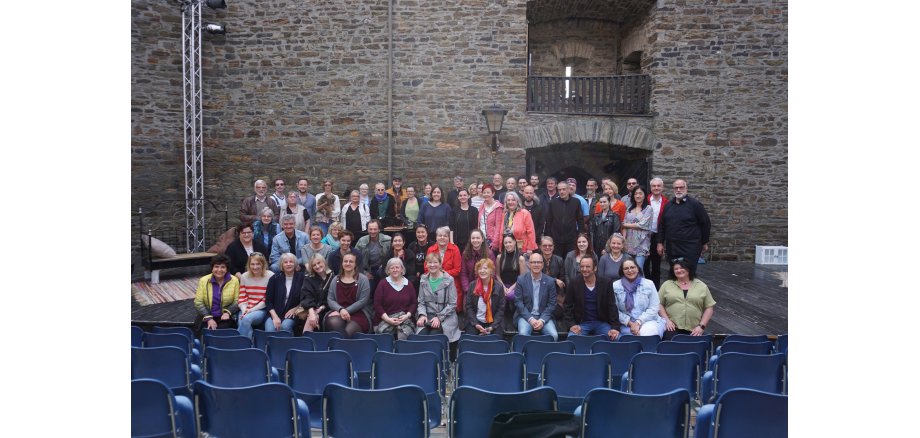 Das diesjährige Ensemble startet in die Proben Eine Gruppe von Menschen steht auf einer Bühne zu einem Gruppenfoto zusammen