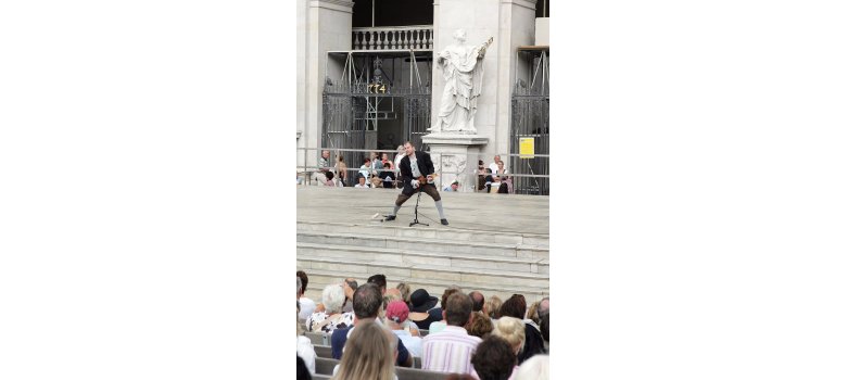 Mann steht auf einer Treppe und performt 