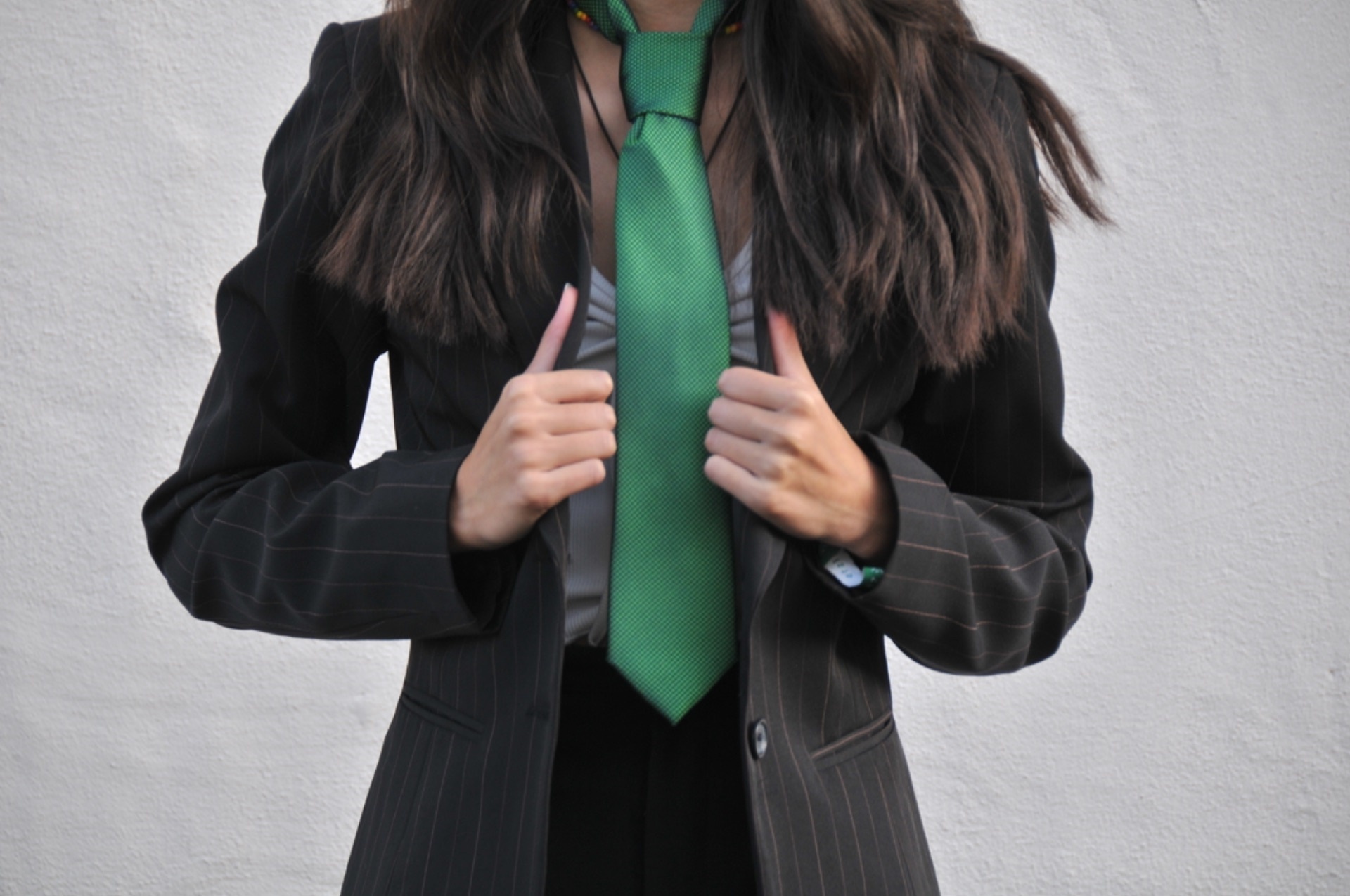 Frauenoberkörper mit Krawatte und Blaser