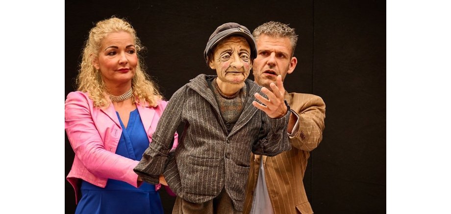 Ein Mann und eine Frau mit der Puppe des Zuckertoni