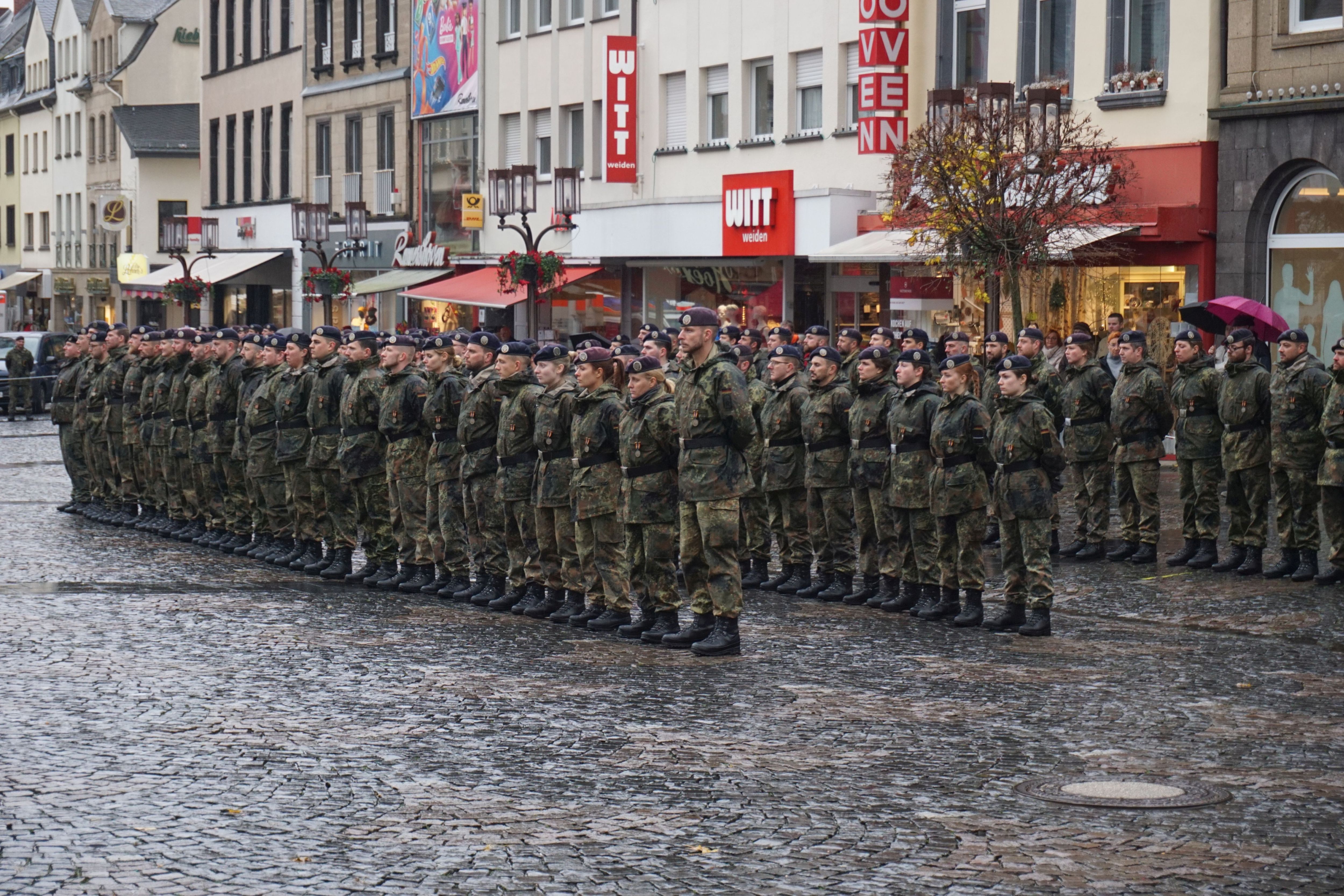 Zahlreiche Soldaten stehen auf dem Marktplatz versammelt