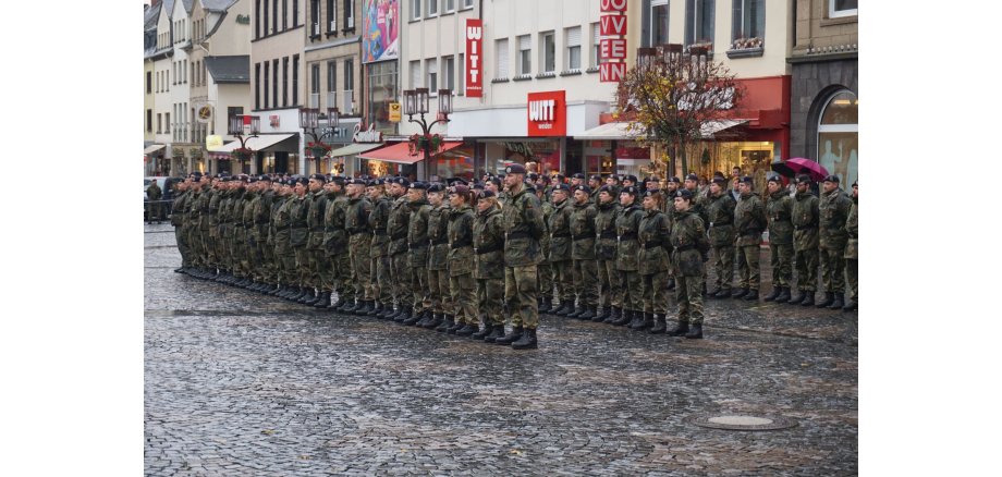 Zahlreiche Soldaten stehen auf dem Marktplatz versammelt