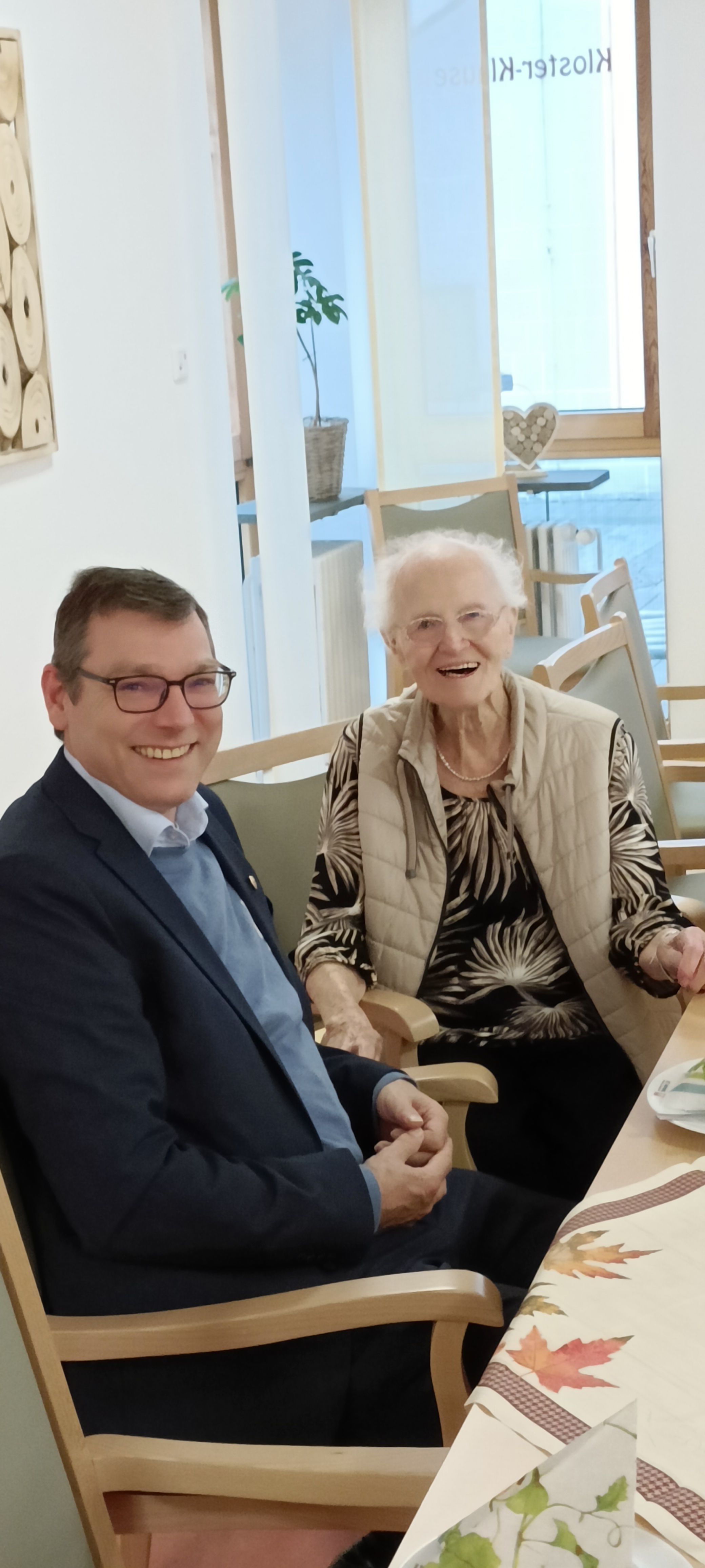 Beigeordneter Thomas Schroeder gratulierte Klara Loosen zu ihrem 104. Geburtstag