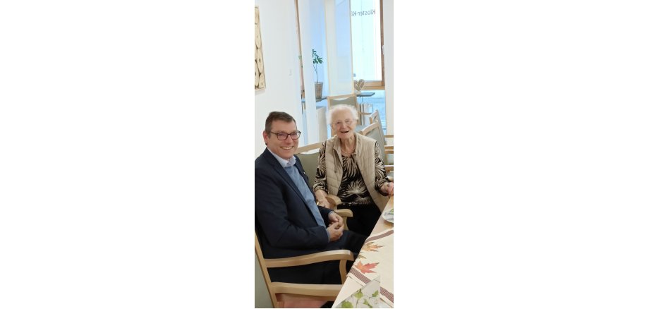 Beigeordneter Thomas Schroeder gratulierte Klara Loosen zu ihrem 104. Geburtstag