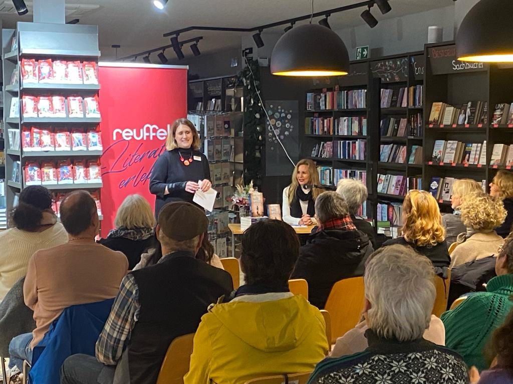 Autorin Marie Sand in der Buchhandlung Reuffel