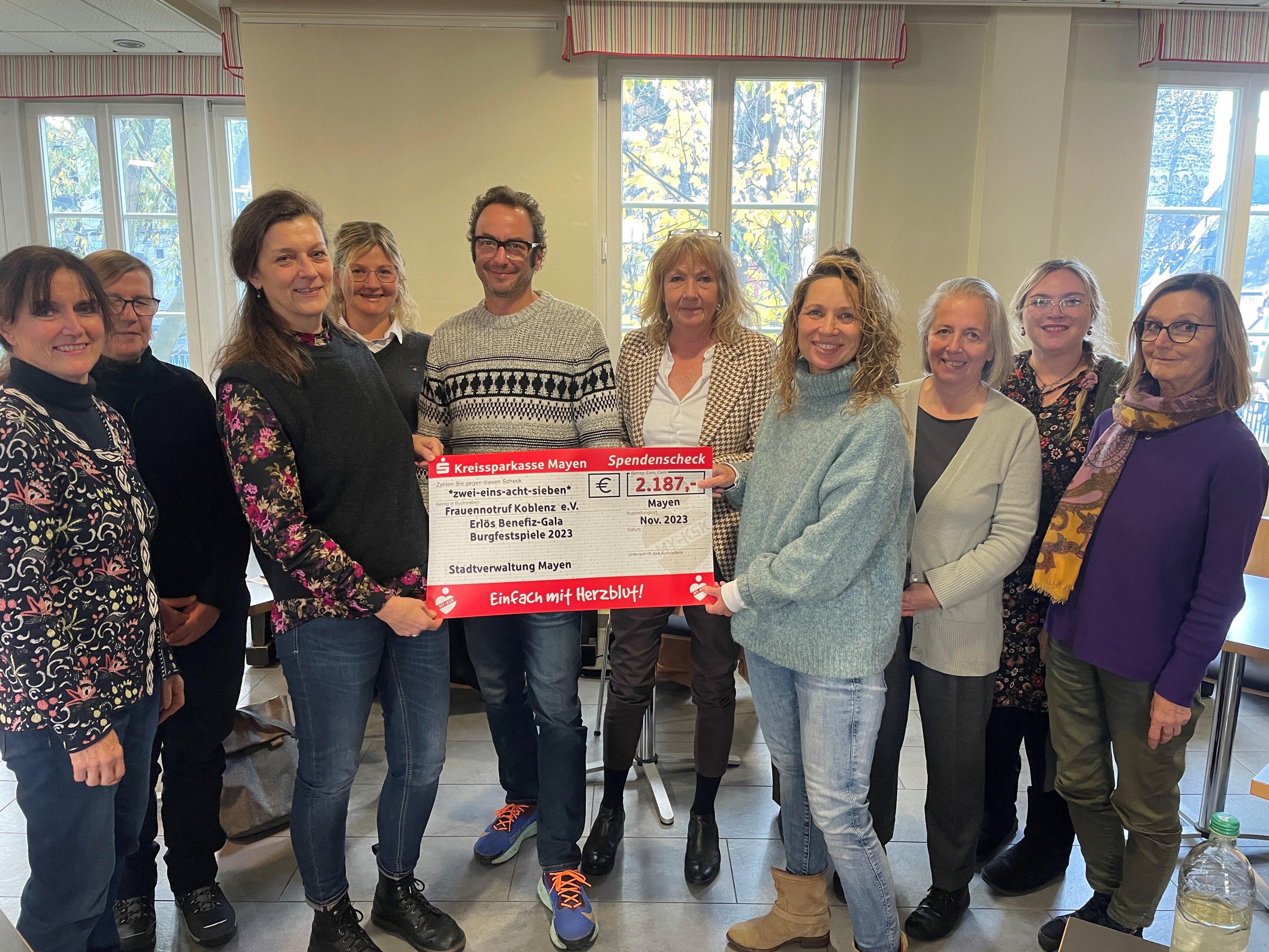 Offizielle Scheckübergabe im Mehrgenerationenhaus