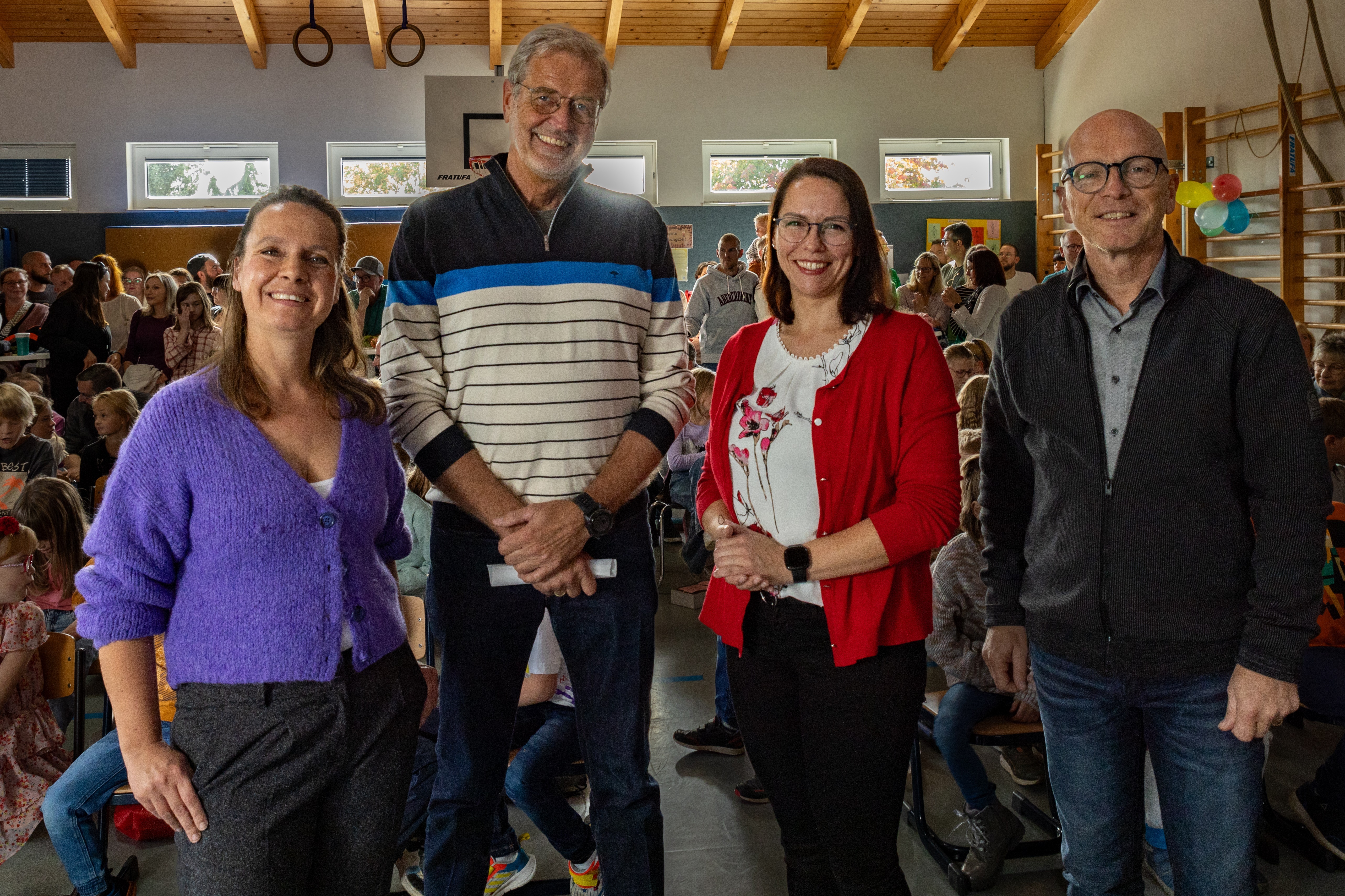 Vier Personen stehen zu einem Gruppenbild zusammen