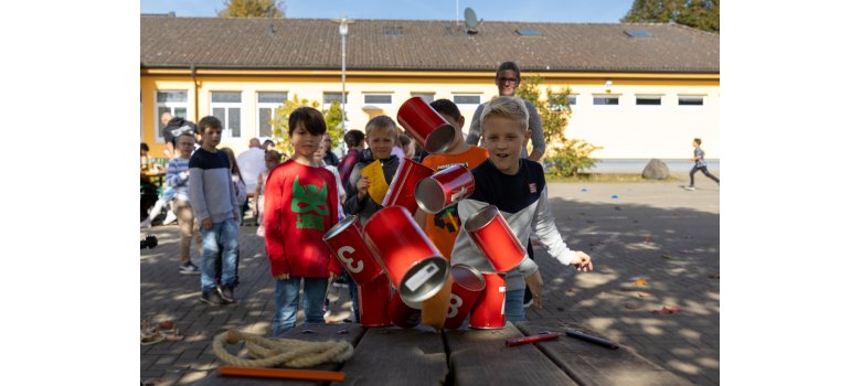 Kinder beim Dosenspiel