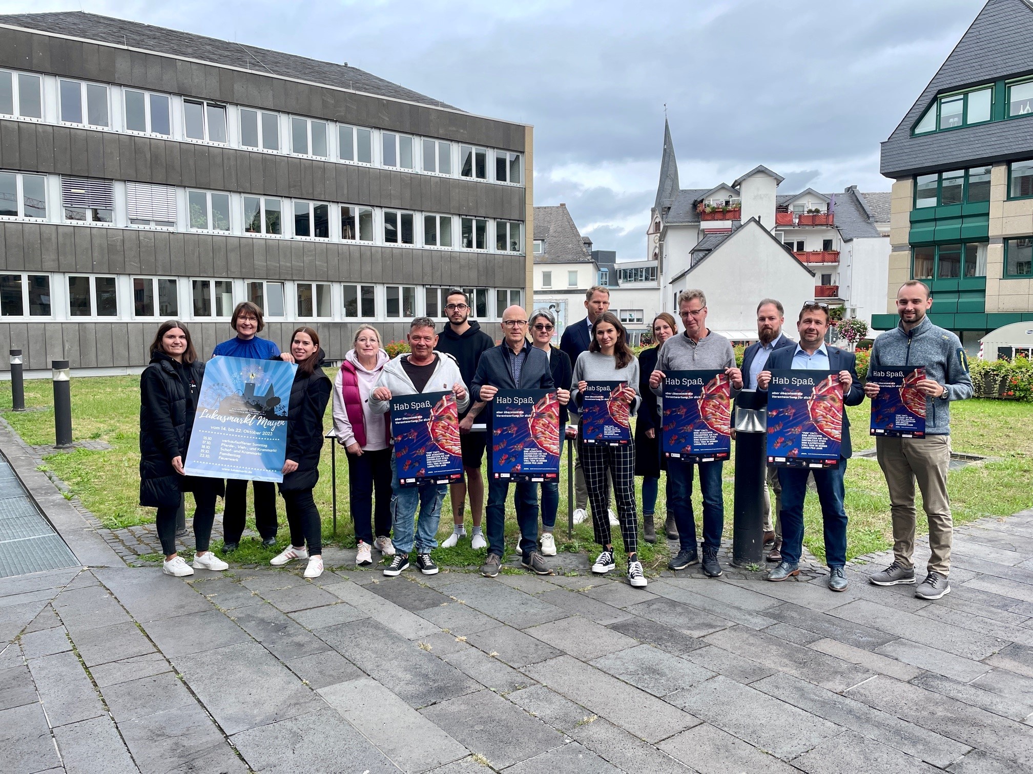 Die Beteiligten der diesjährigen Kampagne zum Jugendschutz während des Lukasmarktes vor dem Rathaus