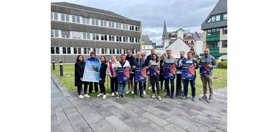 Die Beteiligten der diesjährigen Kampagne zum Jugendschutz während des Lukasmarktes vor dem Rathaus