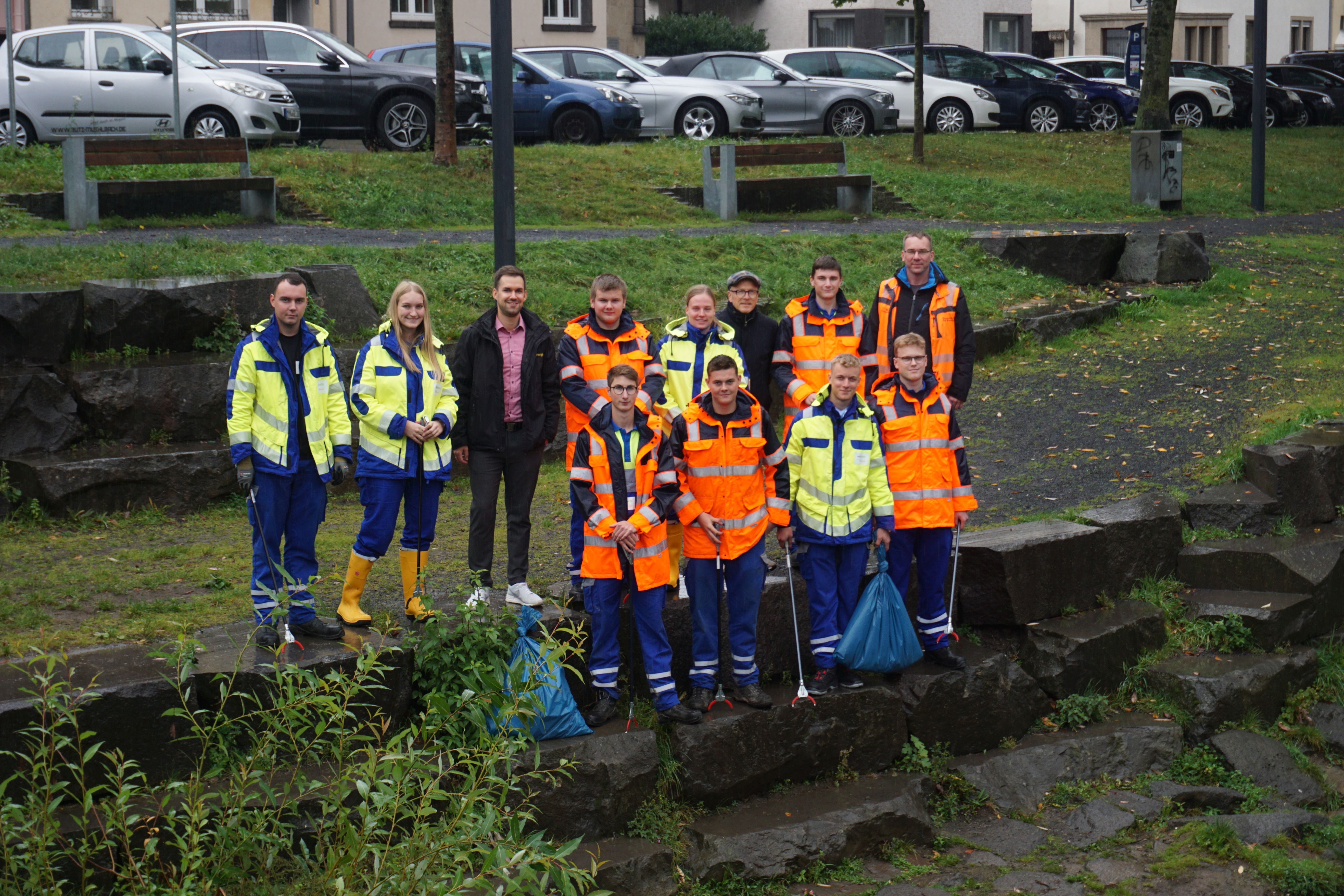Eine Gruppe von Auszubildenden bei der Müllsammelaktion