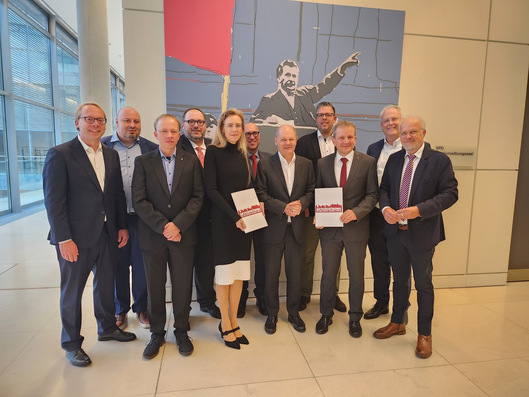 Mehrere Personen stehen mit dem Bundeskanzler für ein Bild zusammen